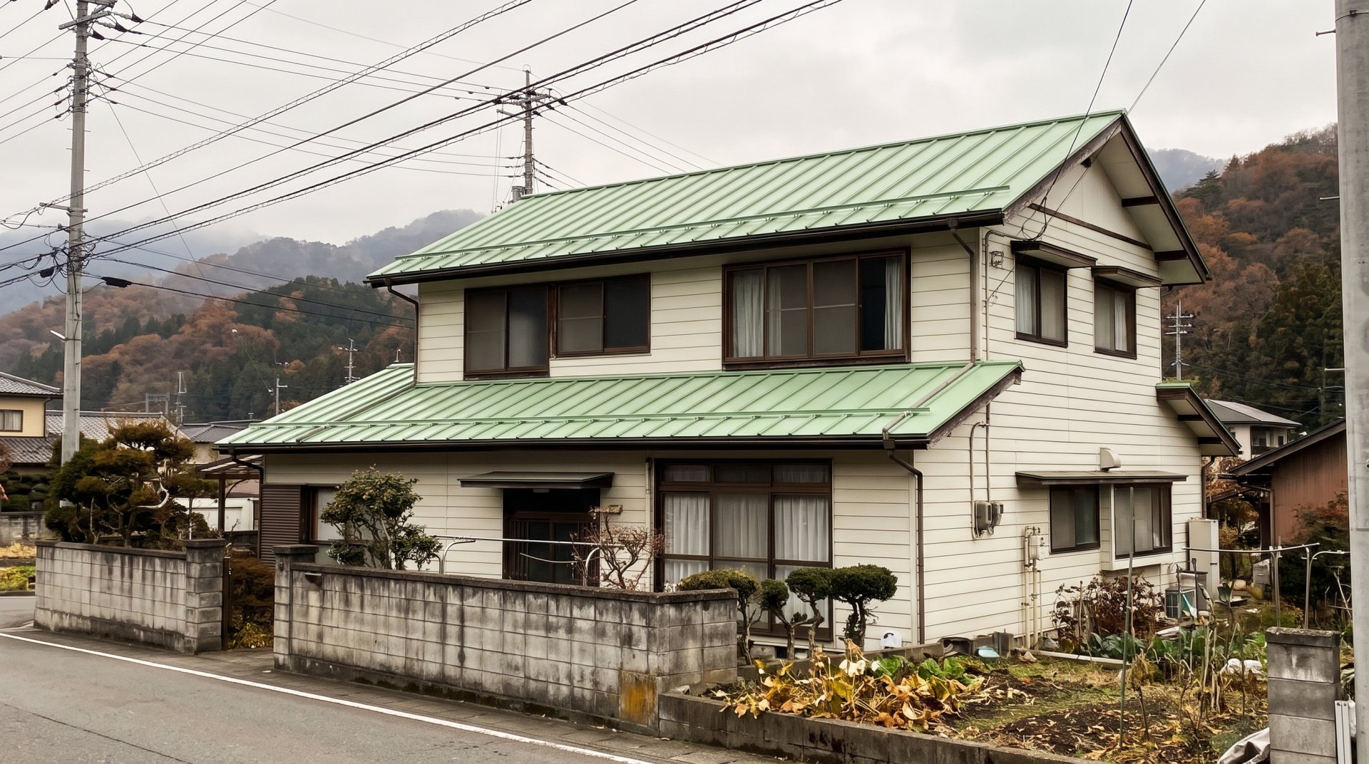 塗り替えを終えた、雪止めアングルのある屋根の家（イメージ）